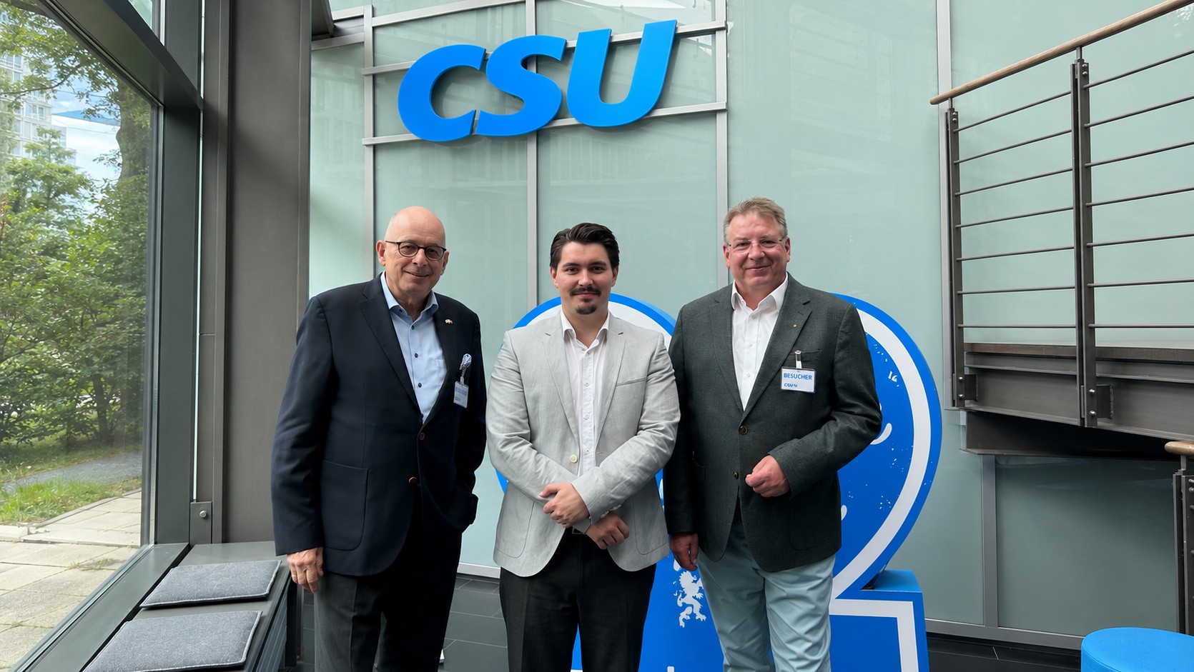 Bildunterschrift
Austausch in der Landesleitung der CSU in München: Vertreter des Auslandsverbands Schweiz CDU-CSU und der Mittelstands-Union der CSU diskutieren über den Aufbau eines Unternehmer-Netzwerks BY-CH und zukünftige gemeinsame Projekte.
