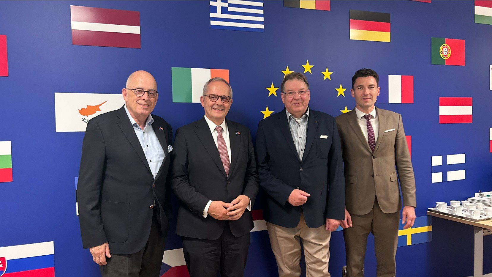 Vertreter des Auslandsverbandes Schweiz CDU-CSU im Gespräch mit dem Botschafter der Delegation der Europäischen Union in der Schweiz und Liechtenstein, S.E. Andreas Künne, und seinem Stellvertreter Tobias Franke in Bern.